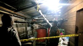 Anggota Polsek Pengbuan Melakukan Serangkaian Indetifikasi di TKP. FOTO : Dok. Sek.Pengabuan
