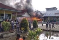 Api Saat Membakar Sekolah Dasar Negeri 16/X Nipah Panjang, Kabupaten Tanjung Jabung Timur. FOTO : Buserdirgantara7.com