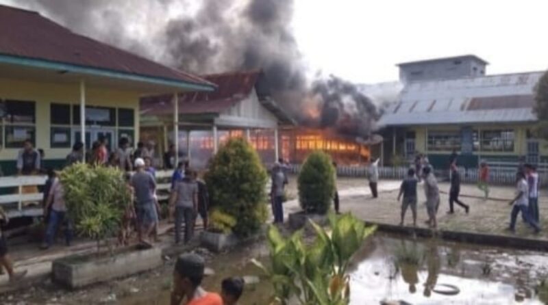 Api Saat Membakar Sekolah Dasar Negeri 16/X Nipah Panjang, Kabupaten Tanjung Jabung Timur. FOTO : Buserdirgantara7.com