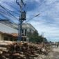 Salah Satu Tiang PLN yang ada di Sepeanjang Jalan Patunas-Panglima Cama-Roro. FOTO : Istimewa.