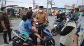 Wakil Bupati Hairan bersama Satgas Covid-19 Sat Turun ke jalan lakukan sosialisasi dan mengingatkan warga akan pentingnya penggunaan masker, Selasa (20/04/21).