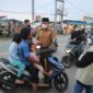 Wakil Bupati Hairan bersama Satgas Covid-19 Sat Turun ke jalan lakukan sosialisasi dan mengingatkan warga akan pentingnya penggunaan masker, Selasa (20/04/21).