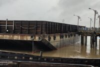 FOTO : Kapal Tongkang (Takboat) Saat Menghimput Jembatan WFC Kuaka Tungkal, Kamis (22/04/21).