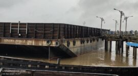 FOTO : Kapal Tongkang (Takboat) Saat Menghimput Jembatan WFC Kuaka Tungkal, Kamis (22/04/21).