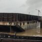 FOTO : Kapal Tongkang (Takboat) Saat Menghimput Jembatan WFC Kuaka Tungkal, Kamis (22/04/21).
