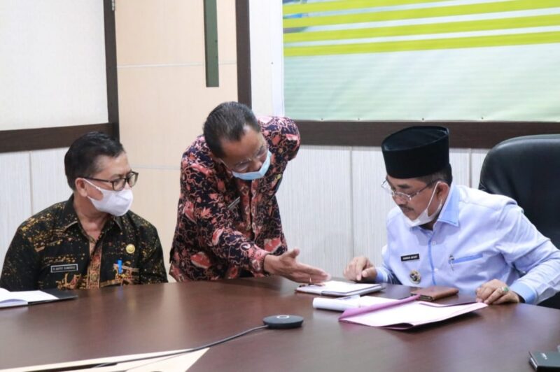 FOTO : Bupati H. Anwar Sadat Saat Ikuti Rakor Pembatasan Mudik Lebaran dengan Pj Gubernur dan Kapolda Jambi