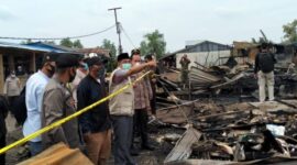 FOTO : Bupati Anwar Sadat bersama Rombongan saat di Lokasi Kebakaran di Teluk Nilai