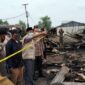 FOTO : Bupati Anwar Sadat bersama Rombongan saat di Lokasi Kebakaran di Teluk Nilai