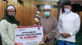 Bupati H. Anwar Sadat didampingi Wakil Bupati Hairan Menyerahkan Bantuan CSR untuk Masjid. FOTO : Prokopim