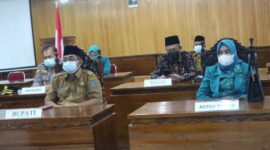 FOTO : Bupati H. Anwar Sadat hadiri pelantikan Bupati dan Wakil Bupati Kabupaten Tanjung Jabung Timur terpilih via Zoom, Senin (26/04/21).