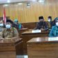 FOTO : Bupati H. Anwar Sadat hadiri pelantikan Bupati dan Wakil Bupati Kabupaten Tanjung Jabung Timur terpilih via Zoom, Senin (26/04/21).