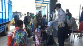 FOTO : Aktipitas Penumpang dari Batam di Pelabuhan Roro Kuala Tungkal, Kab.
Tanjab Barat.