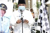 FOTO : Bupati Tanjab Barat KH. Anwar Sadat Saat Sambutan Launching Pembelian Beras Produksi Petani Lokal oleh ASN di Alun-alun Kota, Kamis (29/04/21).