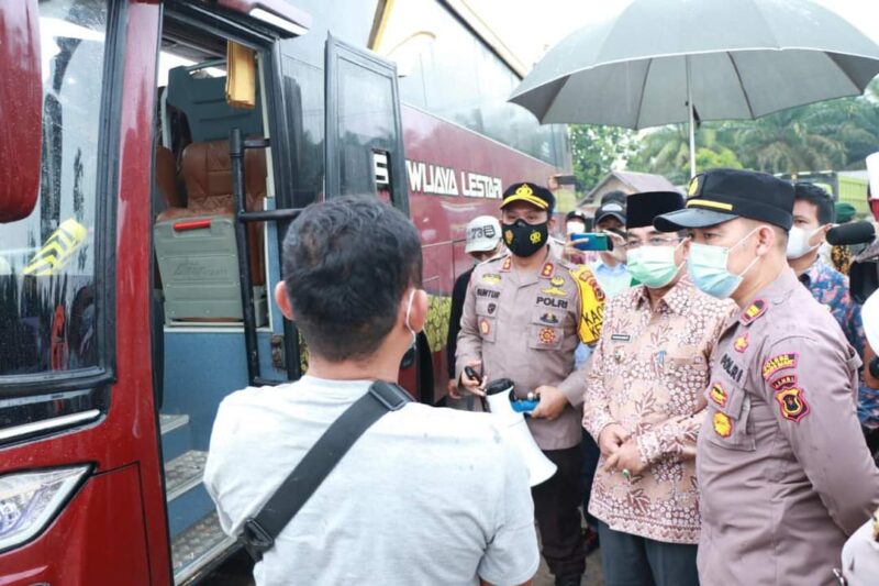 Bupati Tanjab Barat H. Anwar Sadat, Kapolres AKBP Guntur Saputo, SIK, MH dan Dandim 0419/Tanjab Letkol Inf Erwan Susanto Saat Tinjau Pos Penyekatan Mudik di Desa Suban, Batang Asam, Kamis (06/05/21). FOTO : Prokopim.