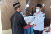 Kalapas Kelas IIB Kuala Tungkal Menyerahkan Simbolis Pada Salah Satu Napi Penerima Remisi Sebelum Shalat Id, Kamis (13/05/21).