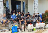 FOTO : Warga BTN Permata Hijau Gotong Royong Melakukan Penyemprotan Disinfektan di Rmah-rumah.