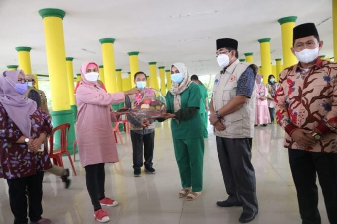 FOTO : Pj Gubernur Jambi Hari Nur Cahaya Murni Saat Berikan Bantuan pada Medis dalam rangka cek Pasien Pos Isolasi di Gedung Balai Adat, Kuala Tungkal, Minggu (16/05/21).