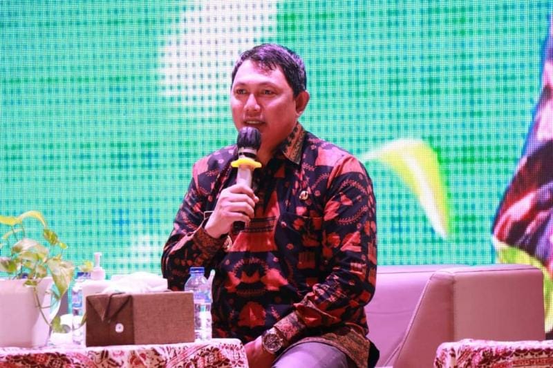 Wakil Bupati Tanjab Barat Hairan, SH Saat Menyampaikan Paparan pada Acara Dialog Nasional Membangun Literasi Kelapa Menuju Kedaulatan Produksi Pangan Dalam Negeri di Teater Perpustakaan Nasional Jakarta, Kamis (20/05/21). FOTO : Prokopim.