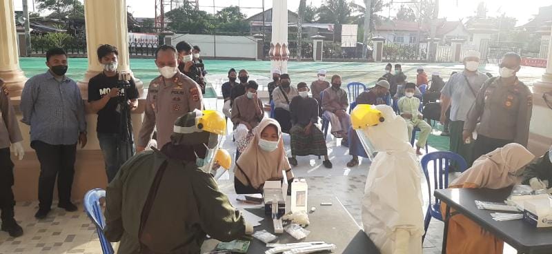 FOTO : Pelaksanaan Rapid Antigen Terhadap Pendamping dan Santri di Mapolres Tanjab Barat.