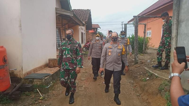 Komandan Korem 042/Gapu Brigjen TNI M. Zulkifli bersama Kapolda Jambi Irjen Pol A. Rachmad Wibowo meninjau beberapa TPS pelaksanaan PSU PilgubJambi di Muara Jambi, Rabu (26/05/21). FOTO : Kapenrem042/Gapu.