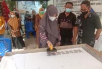 Hj. Fadhilah Sadat ketika pelatihan membuat batik motif khas Tanjab Barat di Pelataran Food Corner Kuala Tungkal, kamis (27/05/21). FOTO : Prokopim.