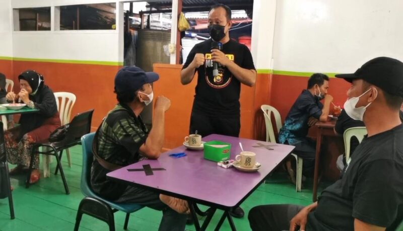 Kapolrea Tanjab Barat Saat Menggelar Sosialisasi kepatuhan protokol Kesehatan di Wakop H. Ismail Parit 1 Kuala Tungkal, Sabtu (30/05/21). FOTO : Humasres.