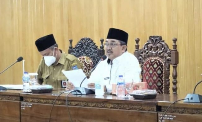 Bupati H. Anwar Sadat saat memimpin Rapat Evaluasi LPPK OPD Triwulan 1 di Ruang Pola Utama, Senin (31/05/21). FOTO : Prokopim