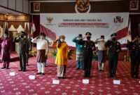 Danrem 042/Gapu Brigjen TNI M. Zulkifli mengikuti upacara Peringatan Hari Lahir Pancasila dilaksanakan di Auditorium Rumah Dinas Gubernur Jambi, Selasa (01/06/21).