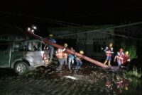 Petugas PLN Tengah Melakukan Perbaikan Taing yang Roboh. FOTO : Istimewa