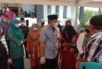 Bupati H. Anwar Sadat saat meninjau gerakan serempak pekan vaksinasi lansia se- Propinsi Jambi di Gedung Balai Pertrmuan Kantor Bupati, Selasa (08/06/21).