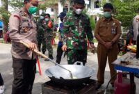 Kapolres dan Dandim 0419/Tanjab Barat serta Kadis Sosial Ketika Memasak Nasi Goreng. FOTO : Istimewa.