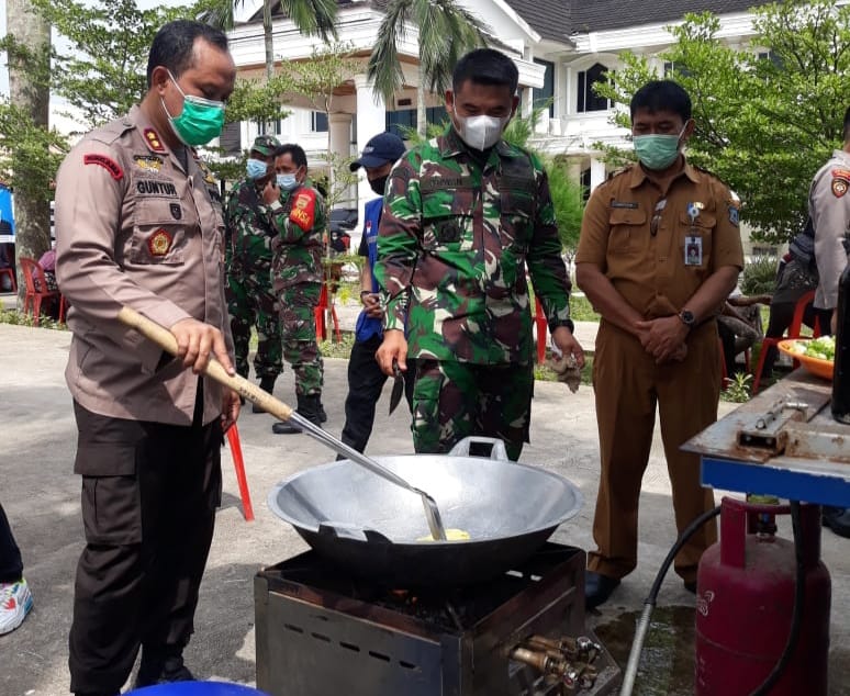 Kapolres dan Dandim 0419/Tanjab Barat serta Kadis Sosial Ketika Memasak Nasi Goreng. FOTO : Istimewa.