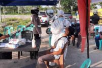 Satlantas Polres Tanjab Barat dan Dinaks Kesehatan lakukan Saat Lakukan Uji Rapid Antigen di Terminal Bingkar Muat di Desa Pembengis, Selasa (08/06/21).