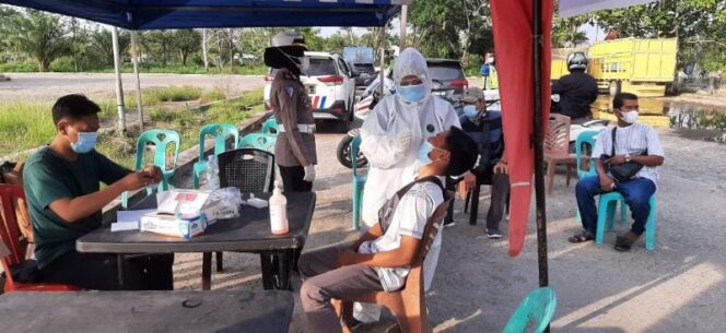 Satlantas Polres Tanjab Barat dan Dinaks Kesehatan lakukan Saat Lakukan Uji Rapid Antigen di Terminal Bingkar Muat di Desa Pembengis, Selasa (08/06/21).