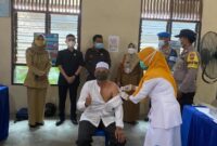 FOTO : Satria Tubagus Hermawan, SH Saat Mendampingi para Lansia untuk di vaksin di Kantor Lurah Tebing Tinggi, Rabu (09/06/21).