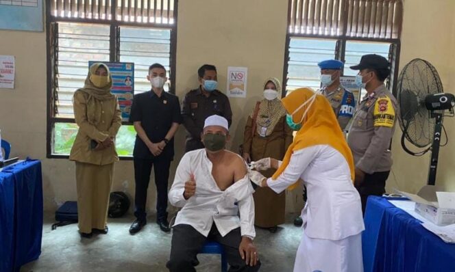 FOTO : Satria Tubagus Hermawan, SH Saat Mendampingi para Lansia untuk di vaksin di Kantor Lurah Tebing Tinggi, Rabu (09/06/21).