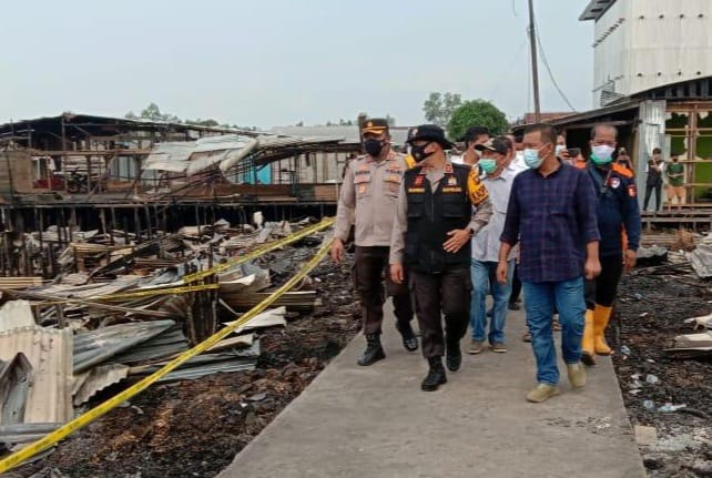 FOTO : Kapolda Jambi Irjen Pol A. Rachmad Wibowo Ketika Meninjau lokasi kebakaran di Desa Mendahara Tengan Kecamatan Mendahara Kabupaten Tanjab Timur, Rabu (09/06/21).