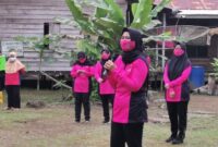 Ketua Cabang Bhayangkari Polres Tanjab Barat Ny. Indri Guntur Saat Menyampaikan Edukasi Trauma Healing dan Himbauan. FOTO : Polres Tjb.