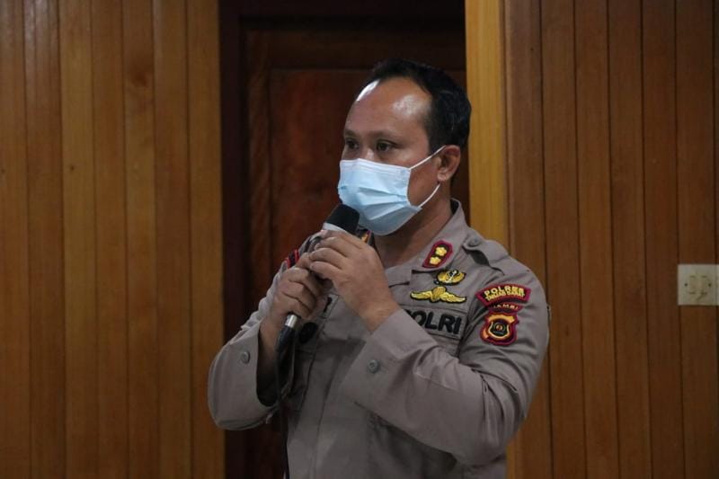 Kapolres Tanjab Barat AKBP Guntur Saputro, SIK, MH Paparan pada Rapat dan evaluasi kegiatan Satgas Covid-19 di Pola Utama Kantor Bupati Tanjab Barat, Jumat (18/06/21).