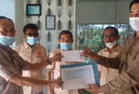 Marhadi Staff Community Development (Comdev) PetroChina Menyerahkan Bantuqn kepada Ketua Cabor Taekwondo Tanjab Timur, Herman Toni. FOTO : Dok. PETROCHINA.