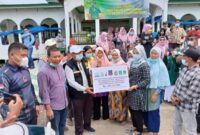 Bupati Tanjab Barat H. Anwar Sadat serahkan bantuan untuk korban kebakaran di Desa Mendahara Tengah, Kabupaten Tanjab Timur, Minggu (20/06/21). FOTO : Istimewa.