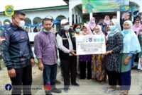 Bupati Romi Dampingi Bupati Tanjab Barat Salurkan Bantuan ke Desa Mendahara Tengah, Minggu (20/06/21).