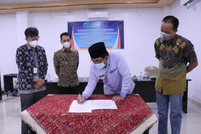 Bupati Tanjabbar H. Anwar Satad saat Menandatangani LOI Program Kemitraan Solidaritas Perpamsi. FOTO : Prokopim.