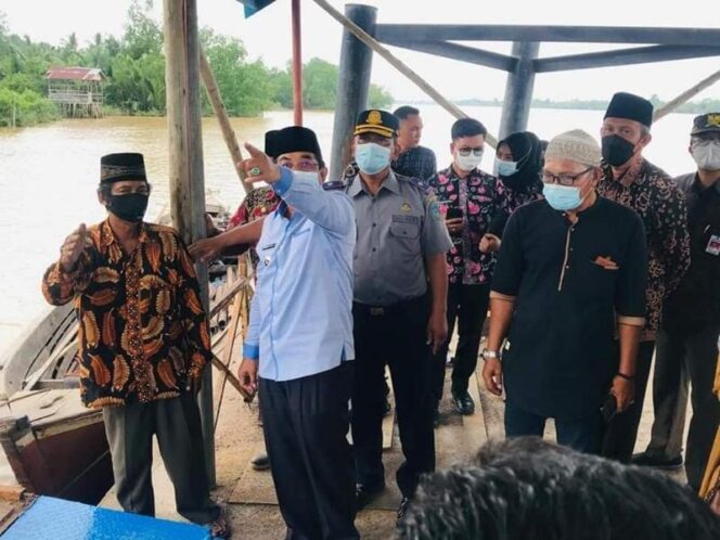 Bupati H. Anwar Sadat Saat Tinjau Halte Sungai Desa Serindit Yang Sempat Rusak, Kamis (24/05/21). FOTO : Andi