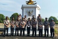Wakapolres Tanjab Barat KOMPOL Alhajat, SIK Memimpin Uoacara Ziarah dan Tabur Bunga di Makam Pahlawan Yudha Satria Pengabuan di Desa Pembengis, Kecamatan Bram Itam, Selasa (29/06/21).
