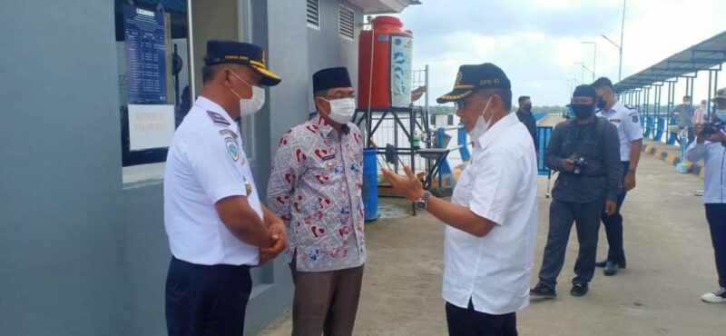 Anggota Komisi V DPR RI Fraksi PAN H. A. Bakri didampingi Bupati Tanjab Barat H. Anwar Sadat kunjungan ke Pelabuhan Roro, Selasa (29/06/21). FOTO : PROKOPIM.