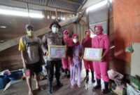 Kegiatan Sambut HKGB ke 69, Bhayangkari Cabang Tanjabbar Berikan Bantuan Sosial pada Warga Terdmapak Longsor di Parit Deli, Sabtu (03/07/21). FOTO : HUMASRESTJB.
