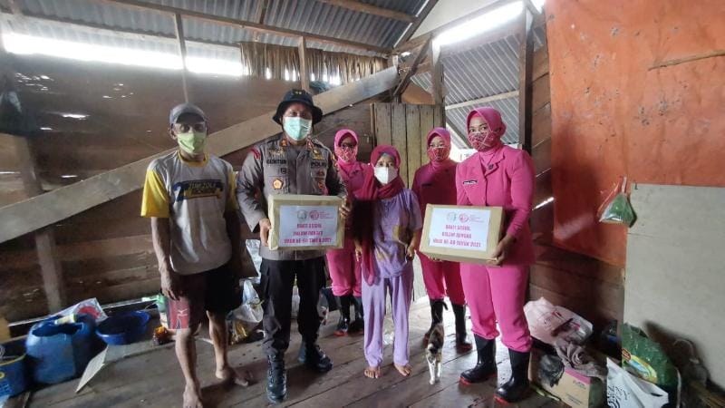 Kegiatan Sambut HKGB ke 69, Bhayangkari Cabang Tanjabbar Berikan Bantuan Sosial pada Warga Terdmapak Longsor di Parit Deli, Sabtu (03/07/21). FOTO : HUMASRESTJB.