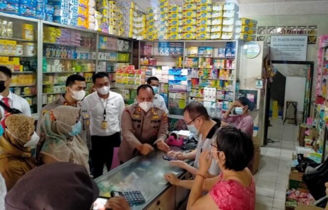 Kapolres Tanjab Barat AKBP Guntur Saputro, SIK, MH Bersama Rombongan Saat Sidak Ketersediaan Obat-obatan serta harga obat di Salah Satu Apotek di Kuala Tungkal, Senin (05/07/21). FOTO : HUMASRESTJB