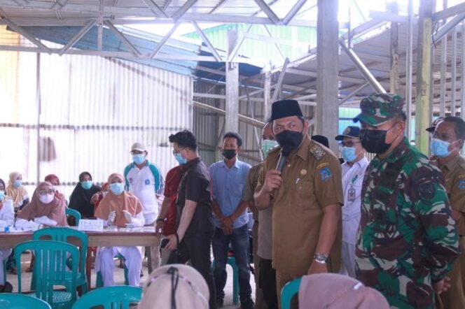 Wabup Tanjab Barat, Hairan Saat Menyaksikan Vaksinasi Masal di Dusun Ponco Rejo, Desa Betara Kanan, Kecamatan Betara, Selasa (06/07/21). FOTO : PROKOPIM.